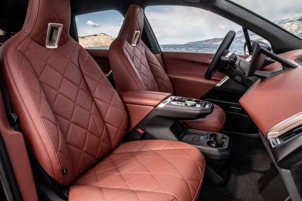 Curățarea atentă a unui interior auto din piele